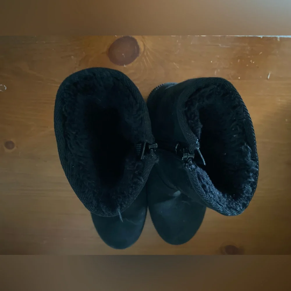 Cat & Jack - Kid’s fuzzy Black Ankle Boots - EUC - size 1